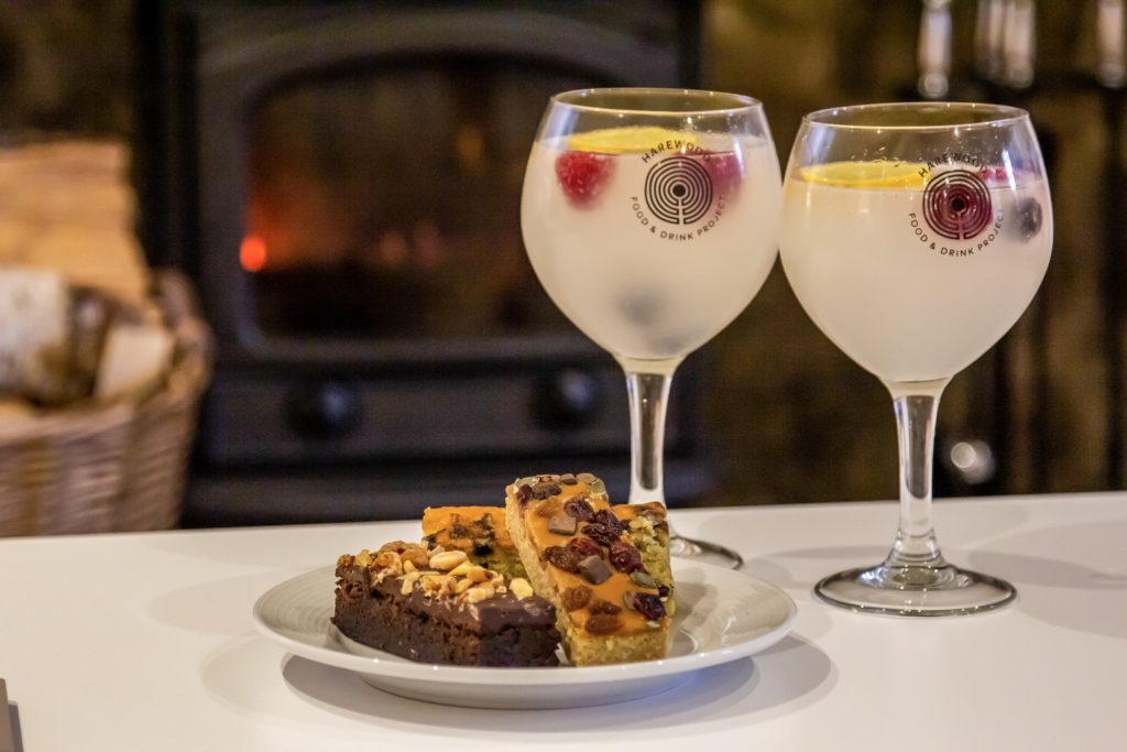 gin and tonics with tarte and berry brownies 